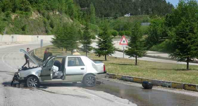 Tokat’ta bariyerlere çarpan aracın LPG tankı yola fırladı
