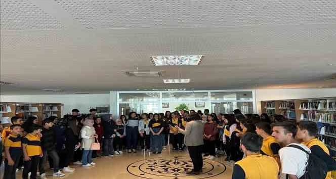 Lise öğrencileri, Şırnak Üniversitesi Kütüphanesini gezdi