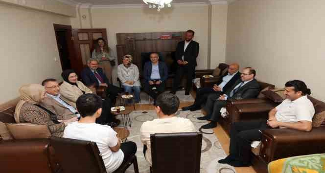 Depremzede Aleyna yürümeye başladı, Oktay çiftini ayakta karşıladı