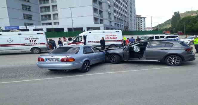 Karabük’te iki otomobil çarpıştı: 2’si çocuk 5 yaralı