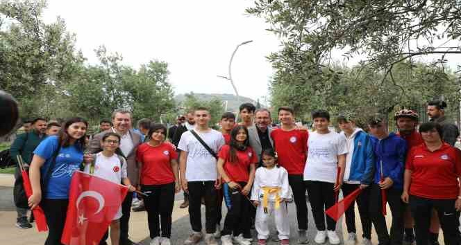 Gençlik ve Spor Bakanı Bergama’da gençlerle buluştu