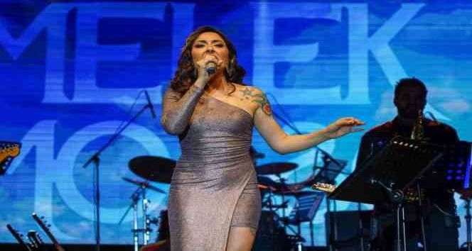 Bilecik’te Melek Mosso konserinde izdiham oldu