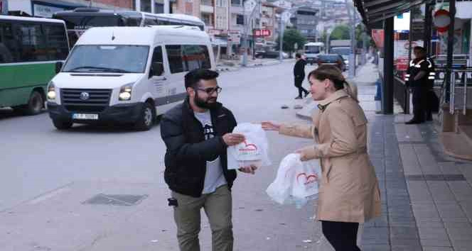 Servis bekleyen vatandaşlara iç ısıtan ikram