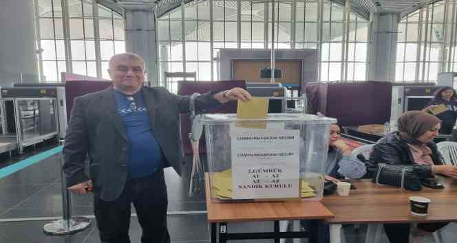 İstanbul Havalimanı’nda oy verme işlemine devam ediliyor