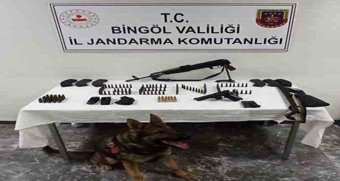 Bingöl’de durdurulan bir araç içinde silahlar ele geçirildi