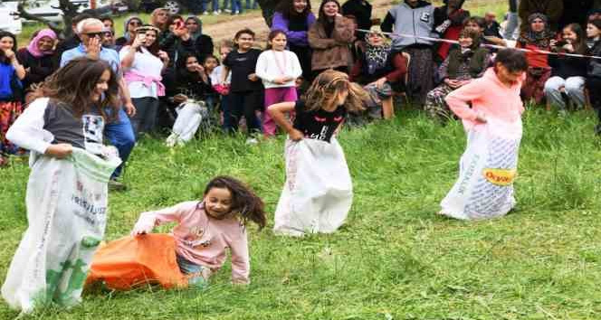 Lapseki’de geleneksel kır pikniği renkli görüntülere sahne oldu