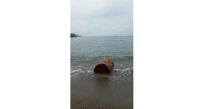 Sahile vuran varil ekipleri harekete geçirdi