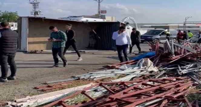 Batman’da inşaat malzemesi yüklü kamyon devrildi: 4 yaralı