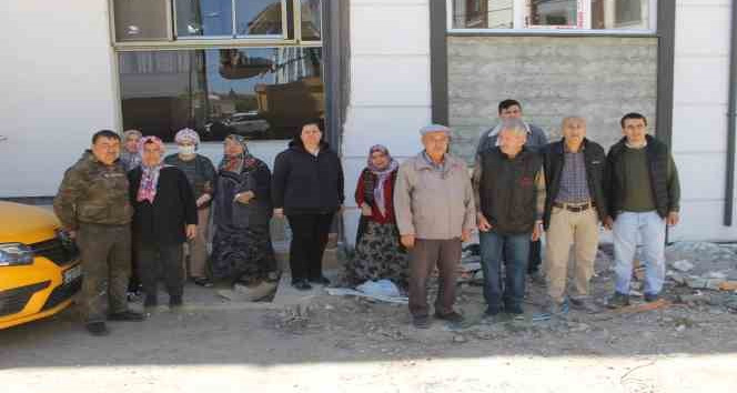 Mahalle sakinlerinden yol ortasında yapılacak apartmana tepki