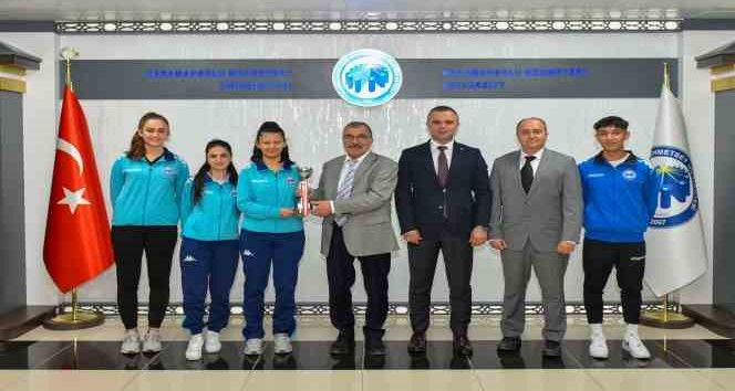 KMÜ, badminton takımı kupa ile döndü