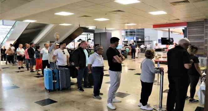 Antalya’da tatilciler ikinci turda sandığa akın etti