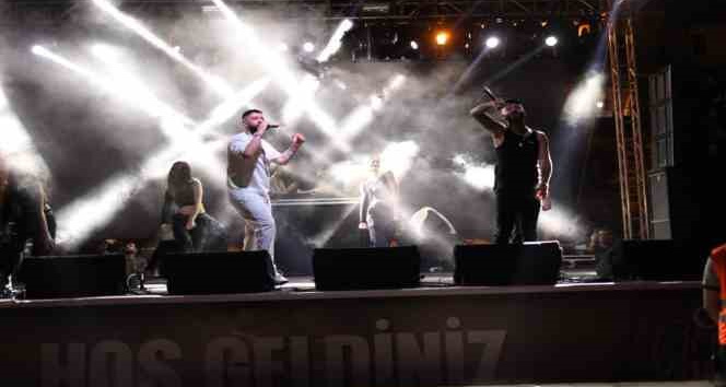 Germencikli gençler konserde doyasıya eğlendi