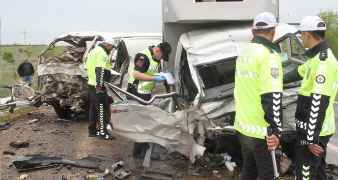 Konyada kamyonetle minibüs çarpıştı: 2 ölü, 3 yaralı