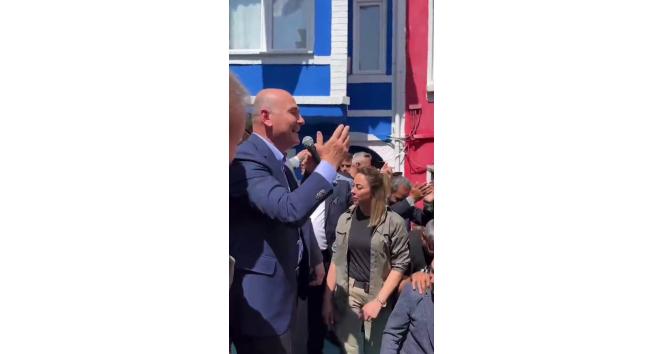 Roman vatandaşlarla bir araya gelen Bakan Soylu, "İlle de Roman olsun" şarkısını söyledi
