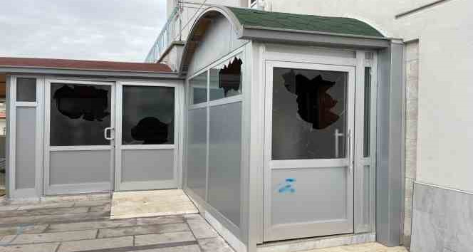 Karaman’da kaldırım taşıyla caminin camları ile şadırvanına hasar verildi