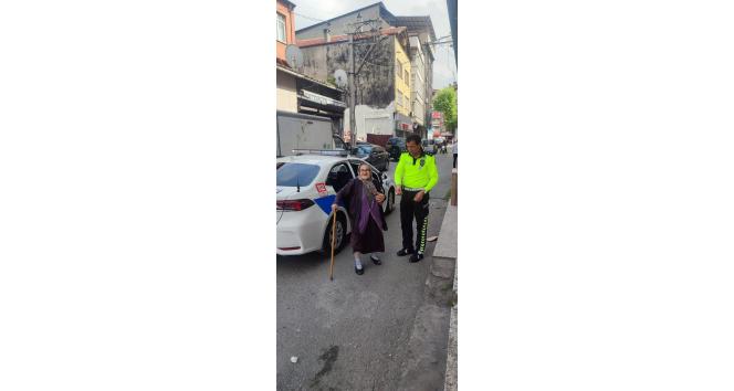 Trafik polisleri yaşlı kadının imdadına yetişti