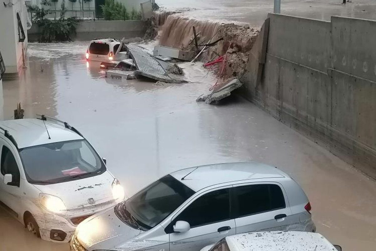 Mersin&#039;de yağmur etkili oldu, onlarca araç sular içinde kaldı