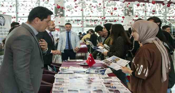 EBYÜ’lü akademisyenler üniversite adayı gençlerle buluştu