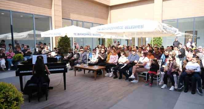 Piyano öğrencilerinden mezuniyet töreninde performans