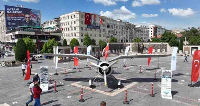 Kayseri’nin ilk uçağını sergileyen Büyükşehir, vatandaşları duygulandırdı