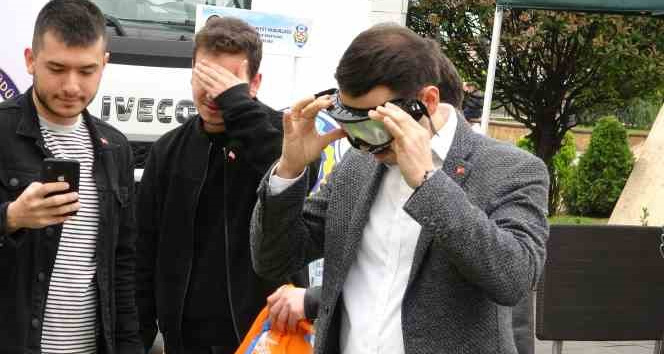 Alkolün etkisini taktıkları gözlükte yaşadılar