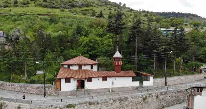 Babasının vasiyetiyle 8 asırlık caminin çevresini güzelleştiriyor