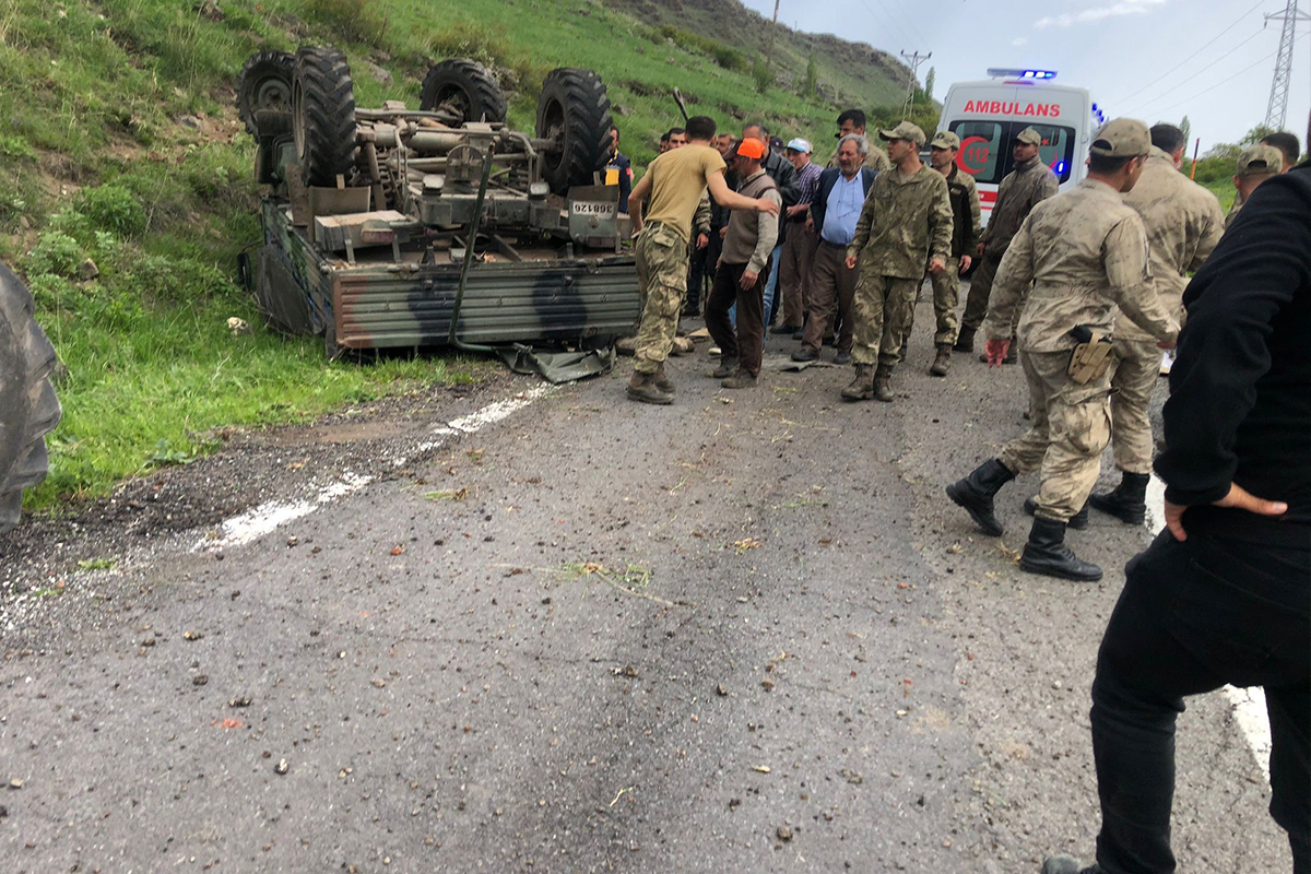 Ardahan&#039;da askeri araç devrildi: 4 yaralı