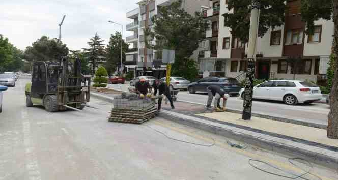 İstasyon Caddesindeki kaldırım yenileme çalışmaları devam ediyor