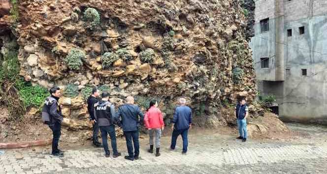 Depremler sonrası Saimbeyli’de tehlikeli kayalar temizleniyor