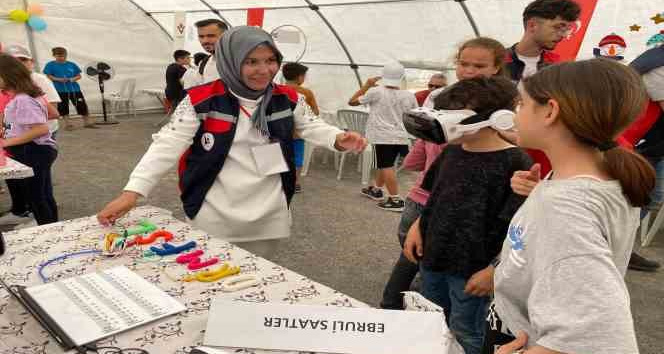 Konteyner kente yaşayan çocuklar bilimle moral buldu