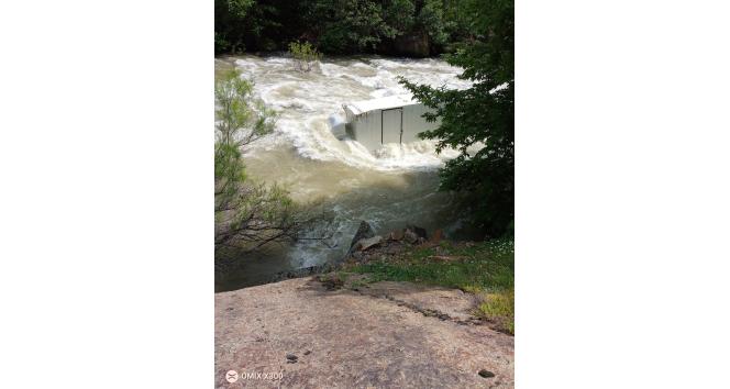 Nehre düşen kamyon sürücüsü için arama kurtarma çalışması başlatıldı