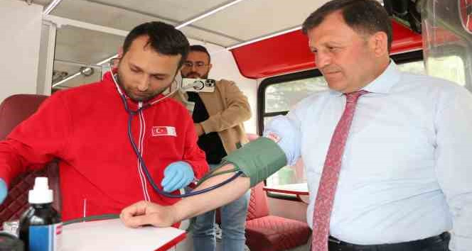 Depremzede vatandaşlardan kan bağışına yoğun ilgi