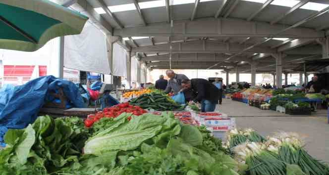 Kapalı pazar yerinde esnaf sıcak ortamda satışlarını yapıyor İhlas Haber  Ajansı