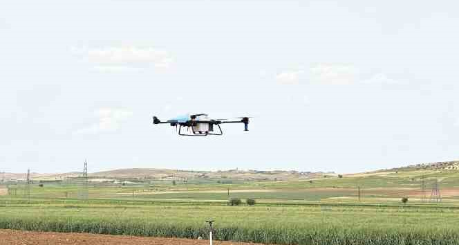 Teknoloji ile tanışan çiftçi, drone ile zirai ilaçlama yapıyor