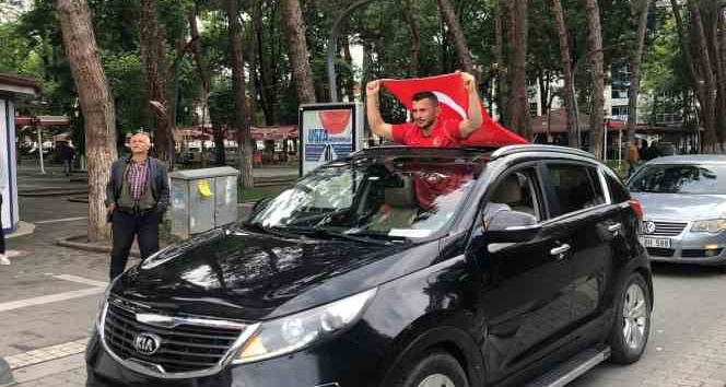 Dünya birincisi sporcu çiçeklerle karşılandı