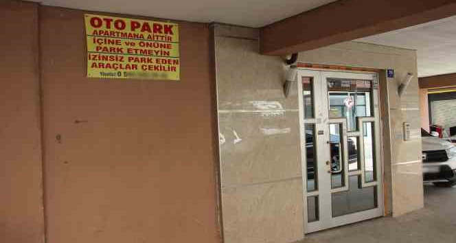 İzinsiz parklardan bıkan yönetici çareyi afiş asmakta buldu