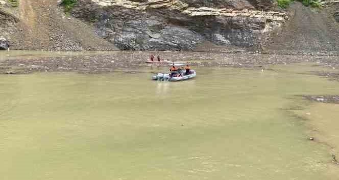 Çoruh nehrinde kaybolan sürücü botlarla aranıyor