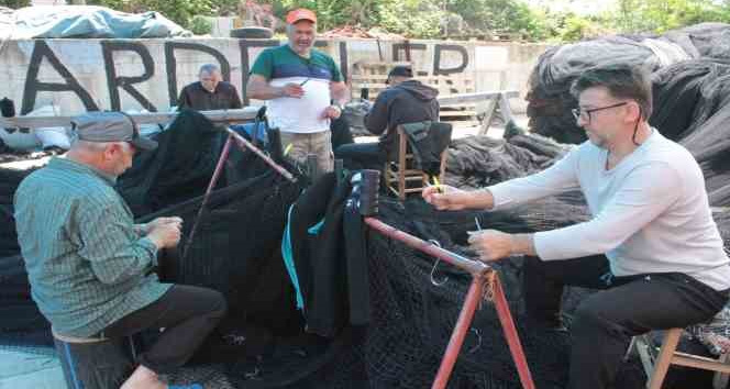 Karadenizli balıkçılar ağ bakım mesaisinde