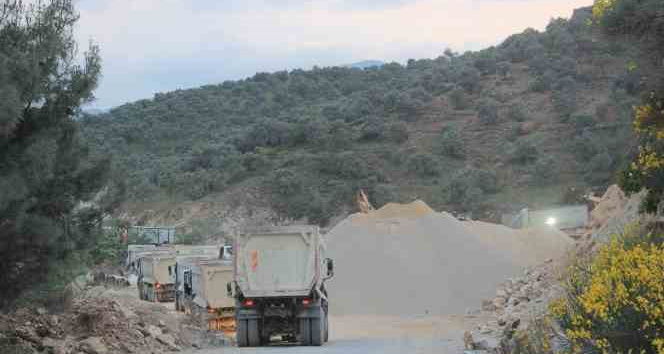 Böyle duyarsızlık görülmedi, yolun ortasına şantiye kurdular