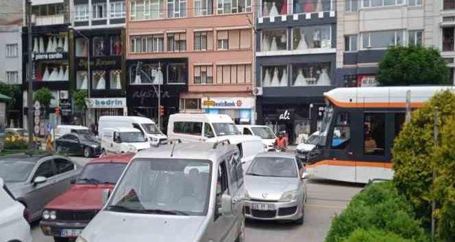 Metrelerce uzayan otobüs kuyruğu trafiğin sıkışmasına neden oldu