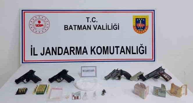Batman’da bir şüphelinin üzerinden uyuşturucu ve silah çıktı