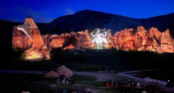 Kapadokya’da tarih peribacalarına yansıtıldı