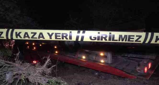 Kontrolden çıkan çekici şarampole devrilip hurdaya döndü: 2 ağır yaralı