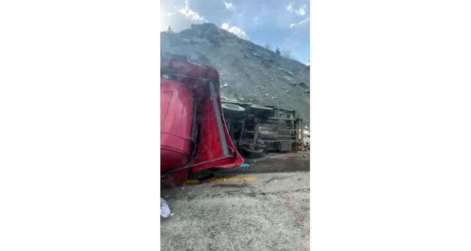 Kovan yüklü tır ile minibüs çarpıştı: 3 yaralı
