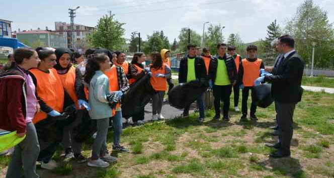 Refahiye’de liseli öğrencilerden çevre duyarlılığı