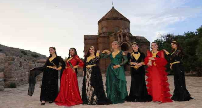 Akdamar Adası’nda ünlü mankenlerden yöresel kıyafet defilesi