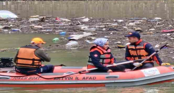 Çoruh nehrine düşen kamyon 3 gün sonra çıkartıldı, kayıp sürücüyü ise arama çalışmaları sürüyor