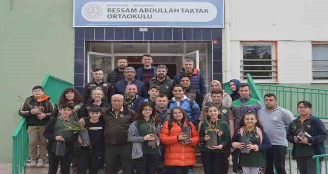 Tavşanlı’da Ressam Abdullah Taktak Ortaokulu öğrencileri fidanlarla buluştu