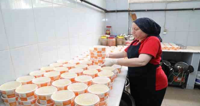 Burhaniye’de ihtiyaçlılara sıcak yemek