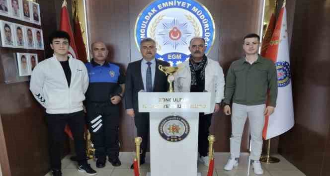 Şampiyonluk kupasını İl Emniyet Müdürü’ne getirdiler